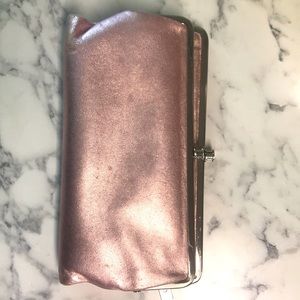 Hobo clutch wallet in metallic pink!